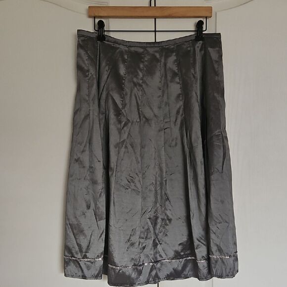 Chic Gray A-Line Skirt with Full Silhouette - Picture 4 of 16